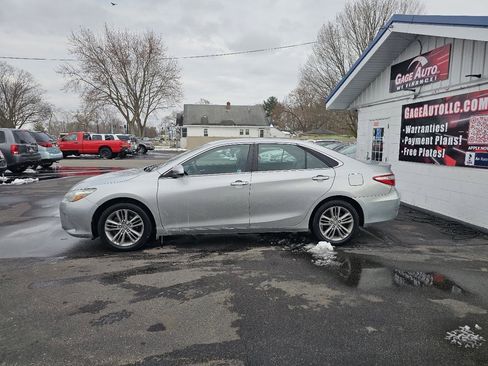 Used 2016 Toyota Camry SE image 5