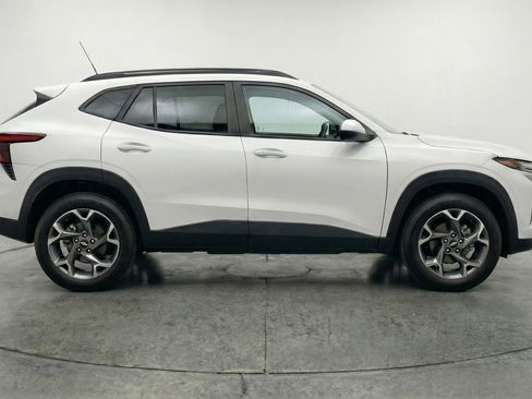 Used 2025 Chevrolet Trax LT image 11