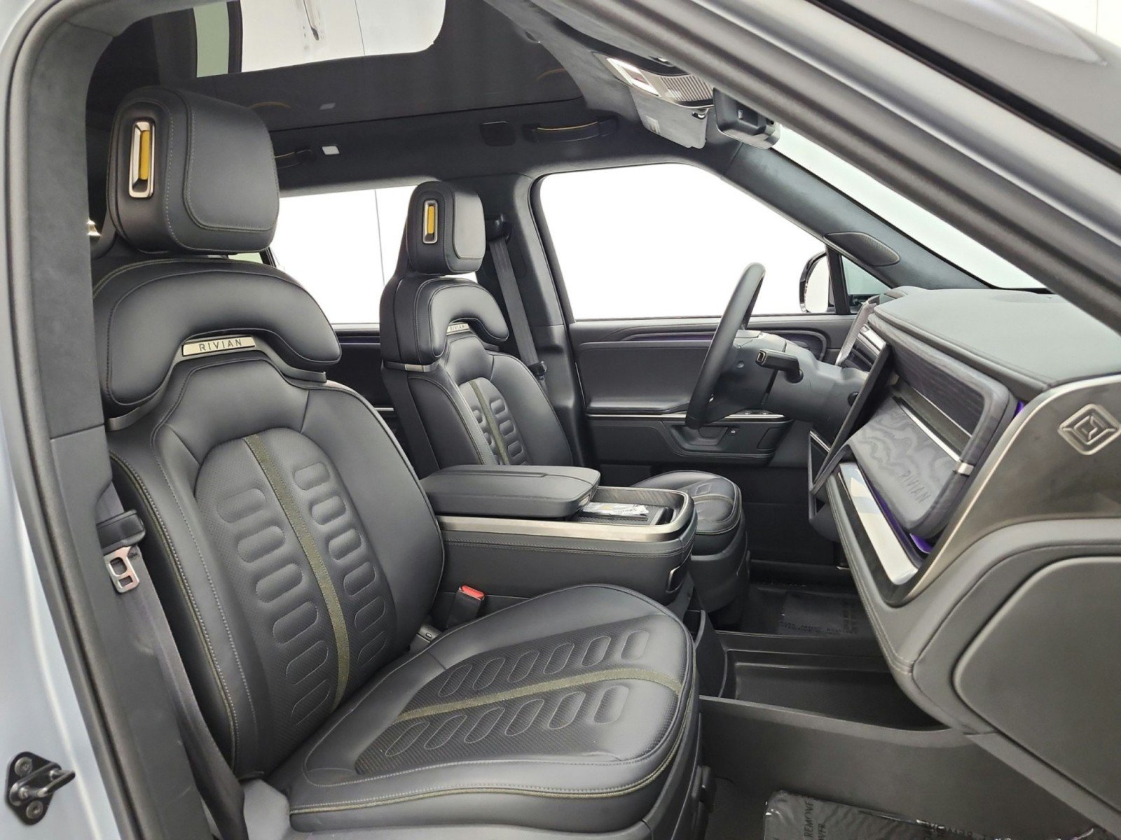 Used 2025 Rivian R1S Adventure Dual AWD/4WD image 19