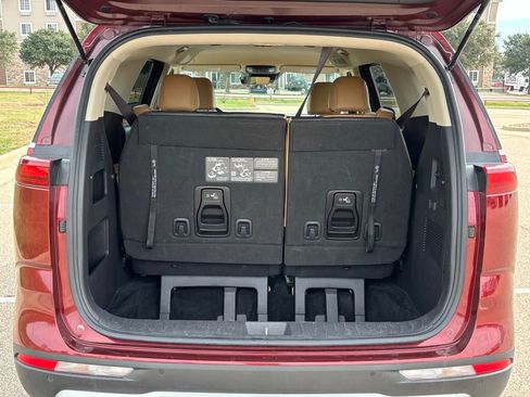 Used 2024 Kia Carnival LX image 7