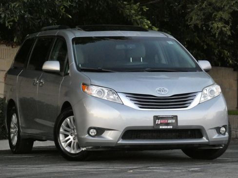 Used 2015 Toyota Sienna XLE image 5