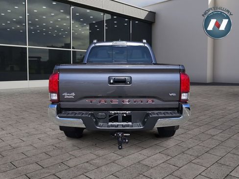 Used 2022 Toyota Tacoma SR5 AWD/4WD image 4