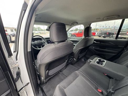 Used 2023 Jeep Grand Cherokee Laredo image 11