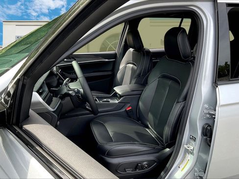 New 2025 Jeep Grand Cherokee Limited image 9