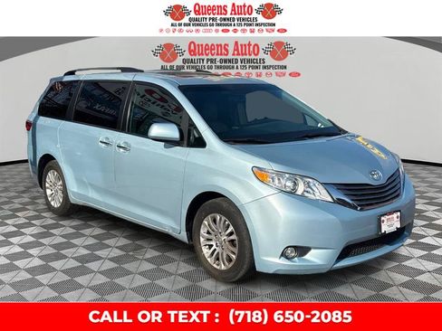 Used 2017 Toyota Sienna XLE w/ XLE Navigation Package FWD image 8