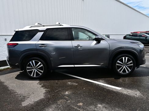 Certified 2025 Nissan Pathfinder Platinum w/ Black Appearance Package AWD/4WD image 5