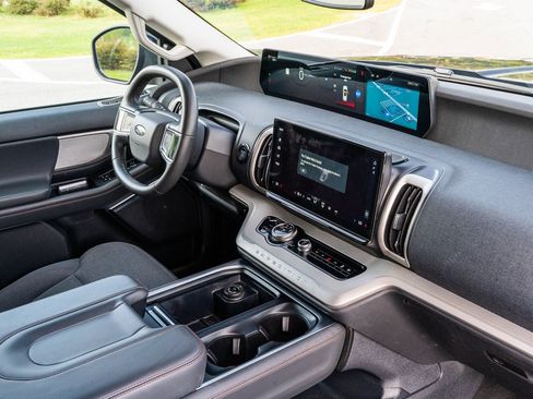 Used 2025 Ford Expedition Max Active RWD image 12