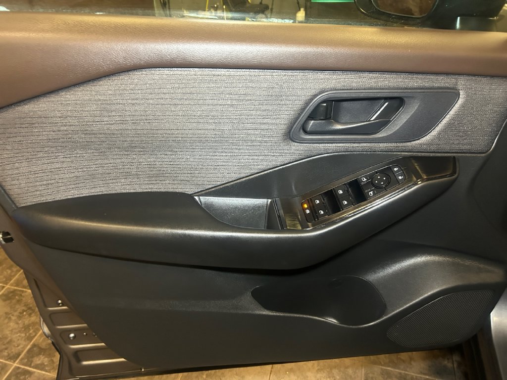 Used 2023 Nissan Rogue S AWD/4WD image 20