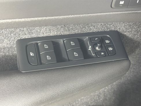 Used 2023 Volvo XC40 B4 Core w/ Convenience Package image 17