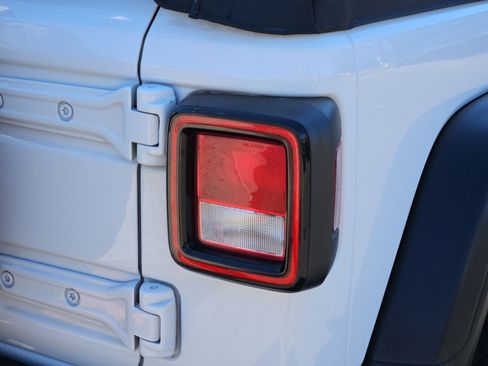 Used 2022 Jeep Wrangler Unlimited Sport AWD/4WD image 11