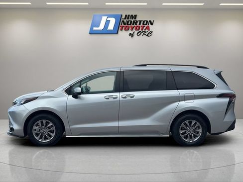 Used 2024 Toyota Sienna LE w/ LE Plus Package FWD image 8