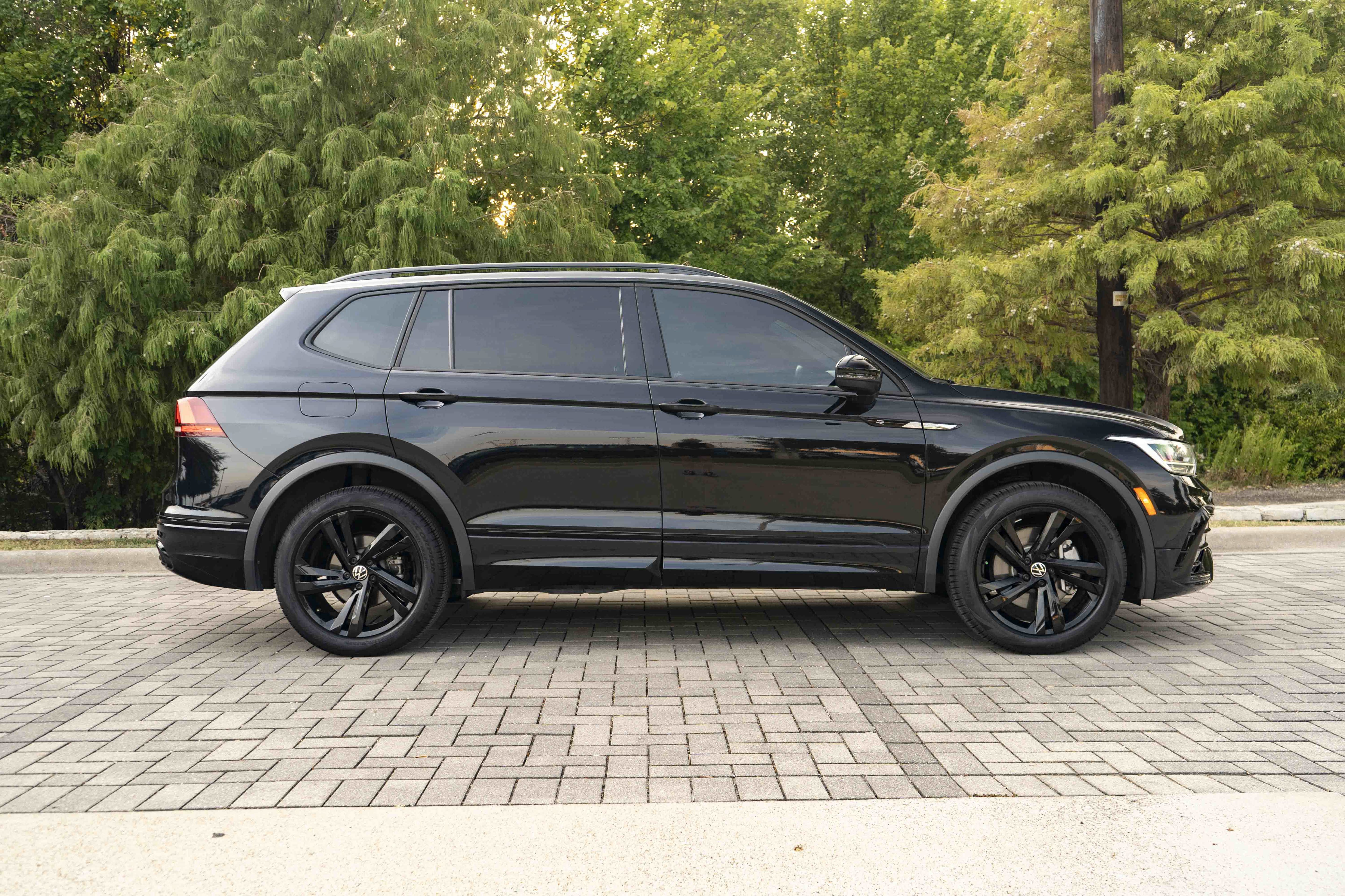 Certified 2023 Volkswagen Tiguan SE R-Line FWD image 9