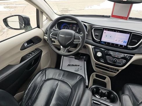 Used 2022 Chrysler Pacifica Touring-L image 28