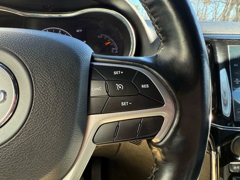 Used 2021 Jeep Grand Cherokee Laredo X image 23