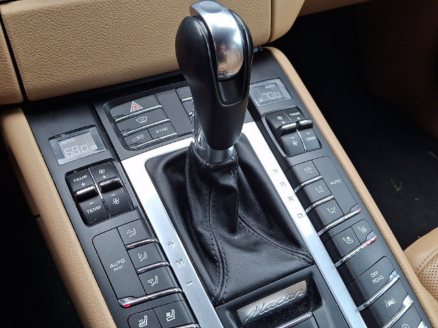 Certified 2018 Porsche Macan AWD/4WD image 18