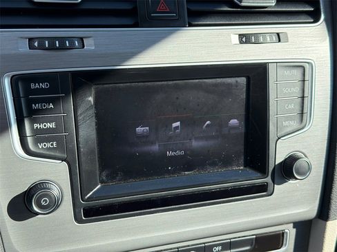 Used 2015 Volkswagen Golf S image 21