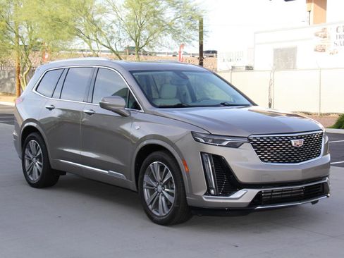 Used 2022 Cadillac XT6 Premium Luxury w/ Technology Package FWD image 3