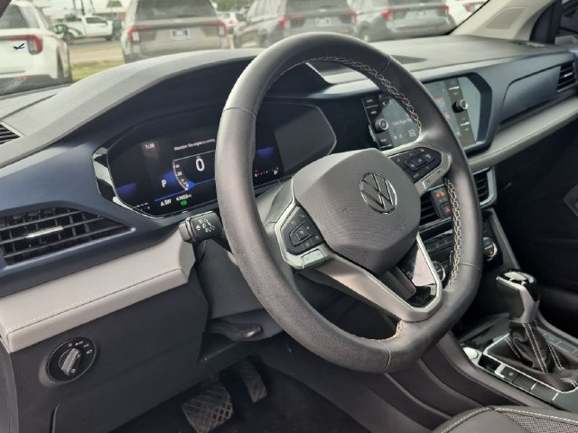 Used 2024 Volkswagen Taos SE w/ Panoramic Sunroof Package FWD image 11