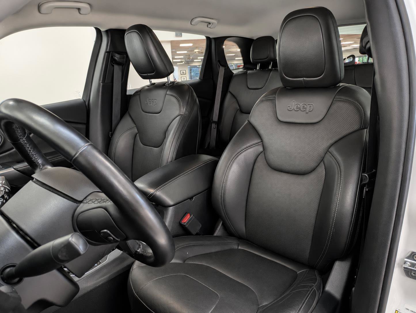 Used 2019 Jeep Cherokee Limited FWD image 3