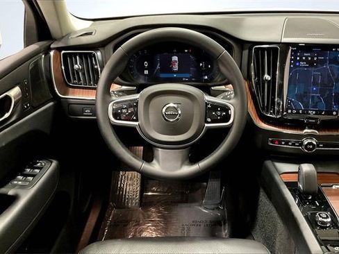 Certified 2023 Volvo XC60 B5 Plus image 5