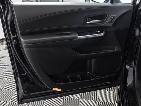 Used 2025 Toyota Sienna Platinum AWD/4WD image 36