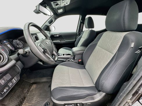 Used 2021 Toyota Tacoma TRD Off-Road w/ Technology Package AWD/4WD image 13