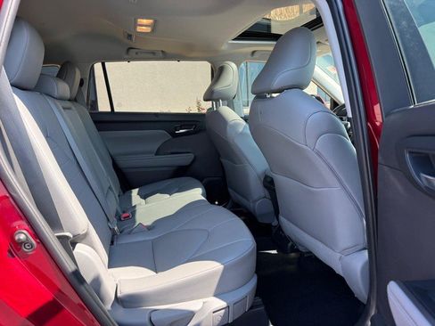Used 2021 Toyota Highlander XLE AWD/4WD image 14