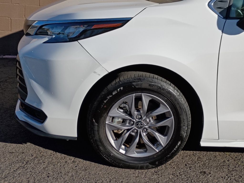 Used 2025 Toyota Sienna LE FWD image 9