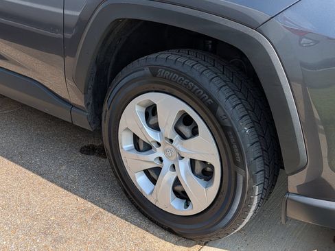 Used 2019 Toyota RAV4 LE FWD image 14
