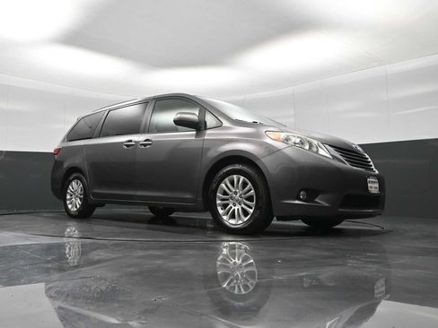 Used 2015 Toyota Sienna XLE image 23