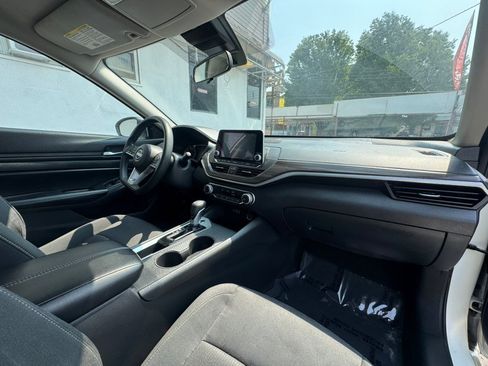 Used 2025 Nissan Altima 2.5 SV FWD image 29