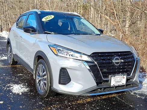 Used 2023 Nissan Kicks SV image 3