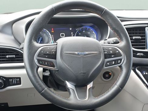 Used 2020 Chrysler Pacifica Touring w/ Advanced Safetytec Group FWD image 11