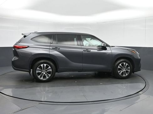 Used 2021 Toyota Highlander XLE AWD/4WD image 8