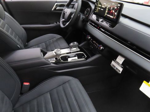 New 2025 Mitsubishi Outlander SE image 24