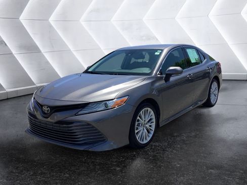 Used 2019 Toyota Camry XLE FWD image 3