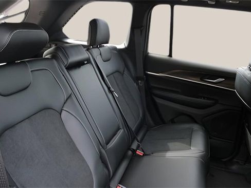 New 2026 Jeep Grand Cherokee Altitude image 18