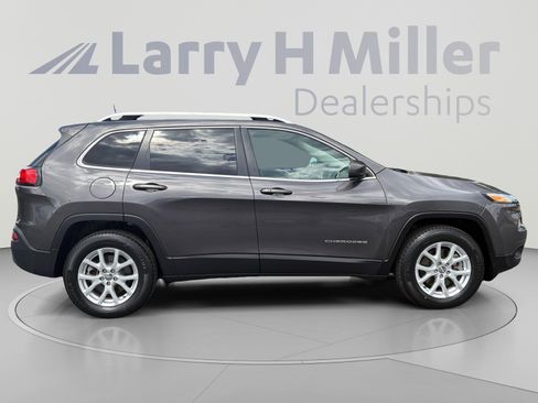 Used 2018 Jeep Cherokee Latitude Plus w/ Cold Weather Group AWD/4WD image 6