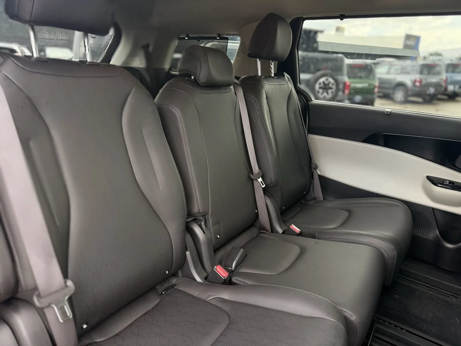 Used 2024 Kia Carnival EX FWD image 19