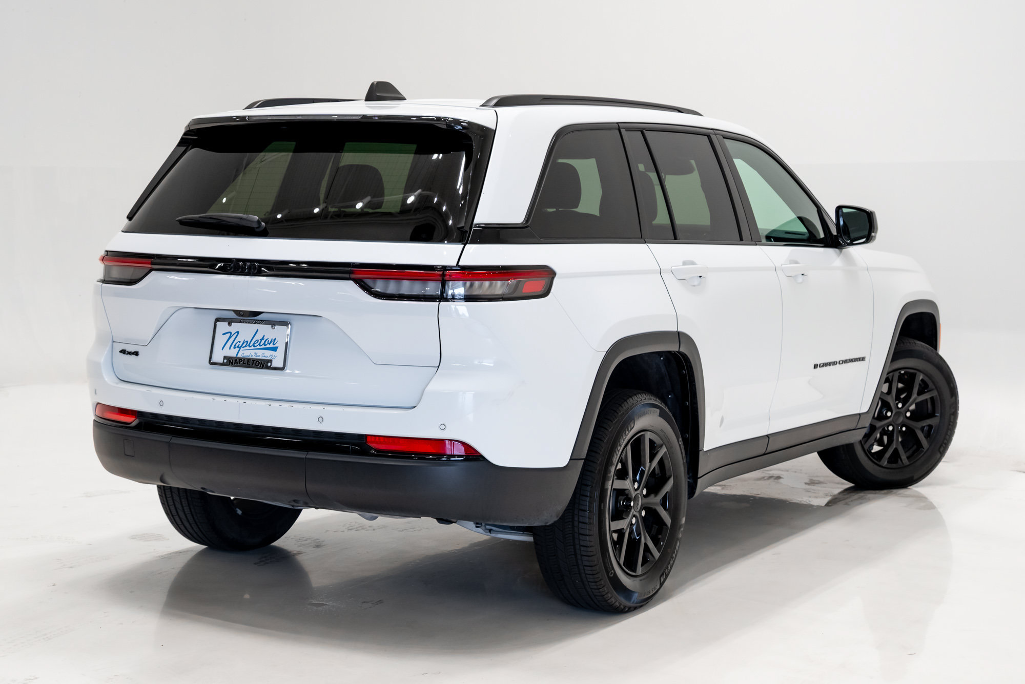 Certified 2025 Jeep Grand Cherokee Altitude AWD/4WD image 33