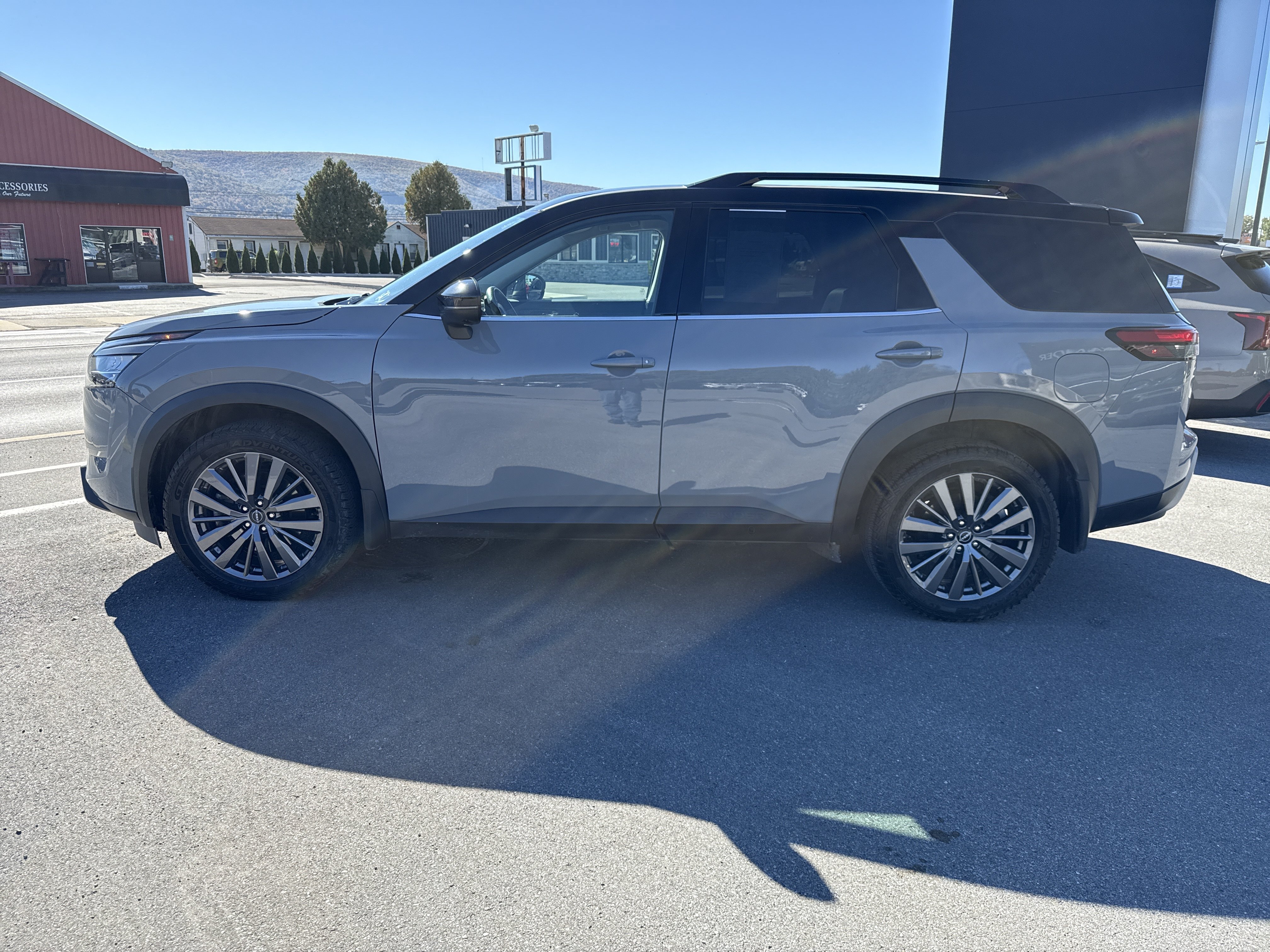 Used 2024 Nissan Pathfinder SL w/ SL Premium Package AWD/4WD image 7