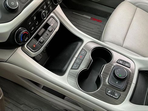 Used 2022 GMC Acadia SLT w/ Technology Package image 16