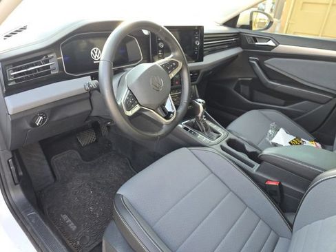 Used 2025 Volkswagen Jetta SE FWD image 2