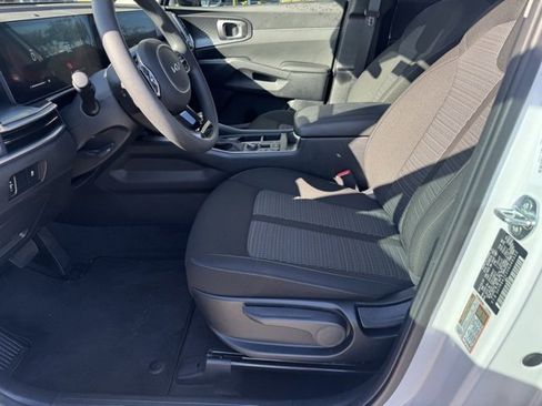 Certified 2025 Kia Sorento LX image 19