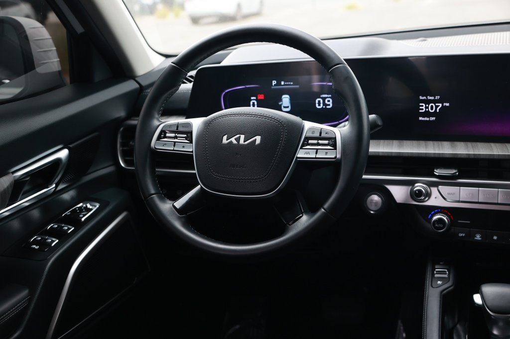 Used 2025 Kia Telluride EX w/ EX Captain's Chair Package FWD image 30
