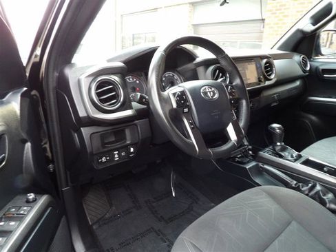 Used 2018 Toyota Tacoma TRD Off-Road image 9