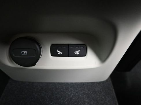 Used 2024 Volvo XC40 B5 Plus w/ Climate Package image 35