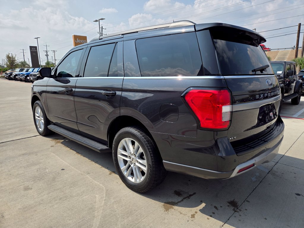 Used 2024 Ford Expedition XLT RWD image 4