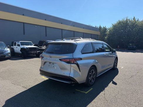 Used 2025 Toyota Sienna Platinum AWD/4WD image 8