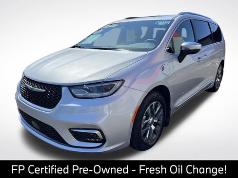 Used 2023 Chrysler Pacifica Pinnacle FWD image 4